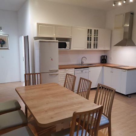 Spacious 140M2 Downtown 3 Bedroom Apartment Split Exterior photo