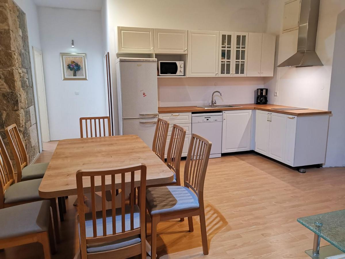 Spacious 140M2 Downtown 3 Bedroom Apartment Split Exterior photo