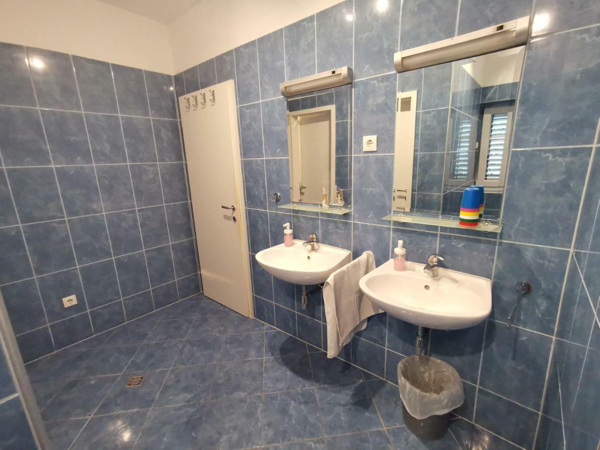 Spacious 140M2 Downtown 3 Bedroom Apartment Split Exterior photo
