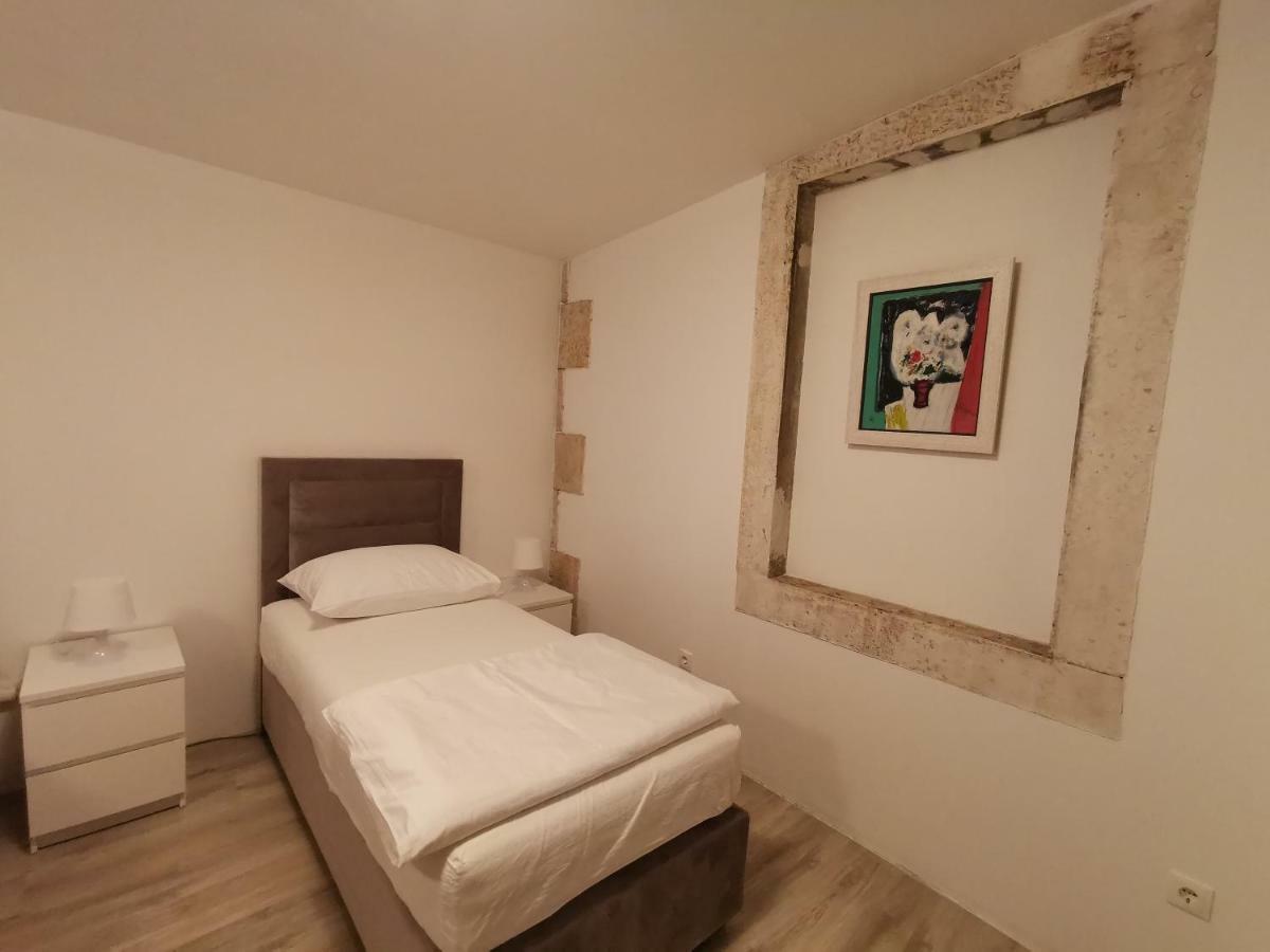 Spacious 140M2 Downtown 3 Bedroom Apartment Split Exterior photo