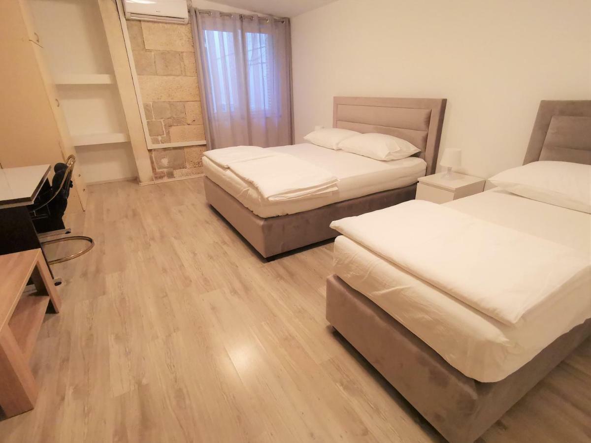 Spacious 140M2 Downtown 3 Bedroom Apartment Split Exterior photo